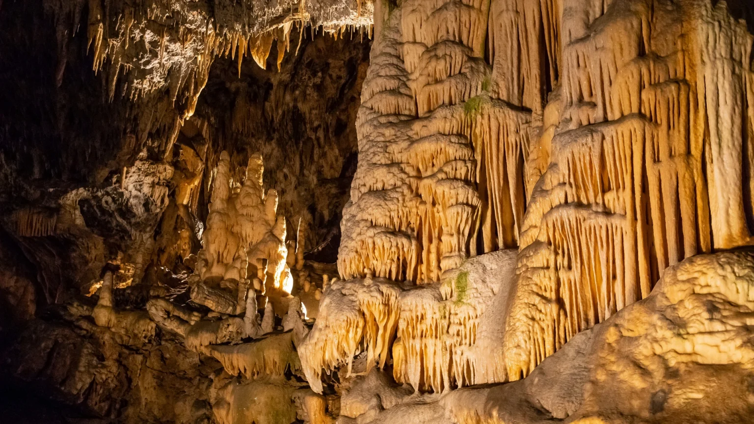 slovenia grotte postumia stalattiti stalagmiti